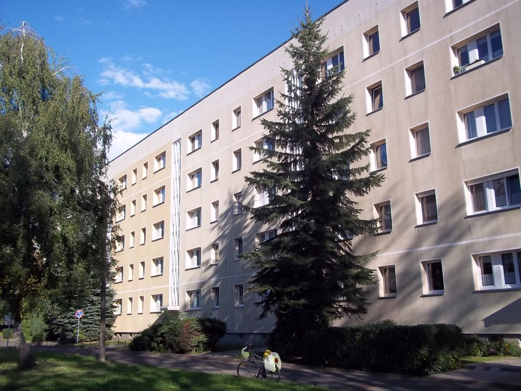 Wolfen-Nord ebben a tömbházban laktam,kerékpártúrához partnert keresek