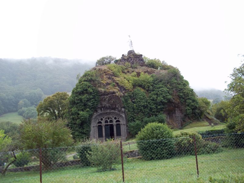 Monolith_in_den_Fels_gehauene_Kapelle